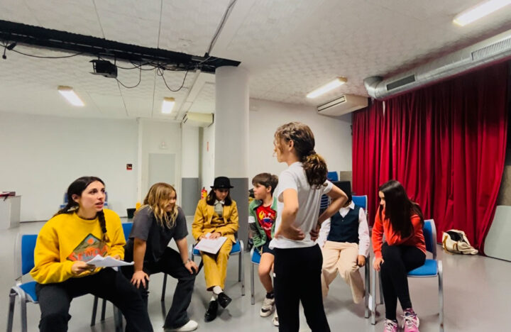 Elena Brufal impartiendo un taller de teatro